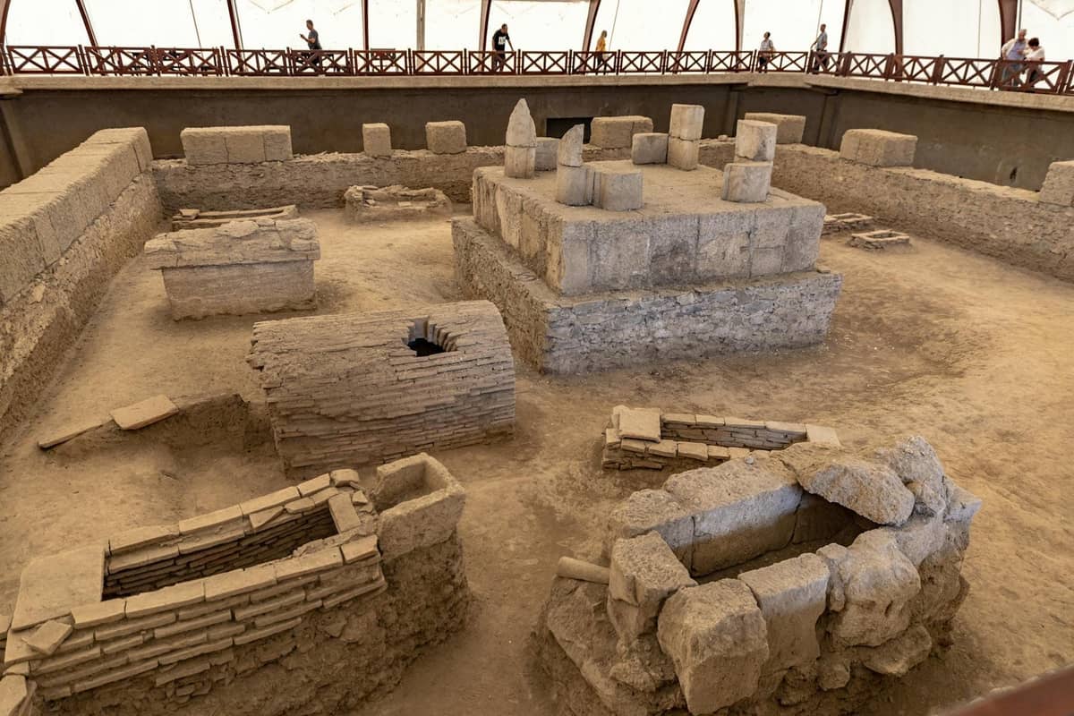 Vista amplia del sitio arqueológico de Akrotiri con ruinas antiguas preservadas bajo un dosel protector en Santorini.