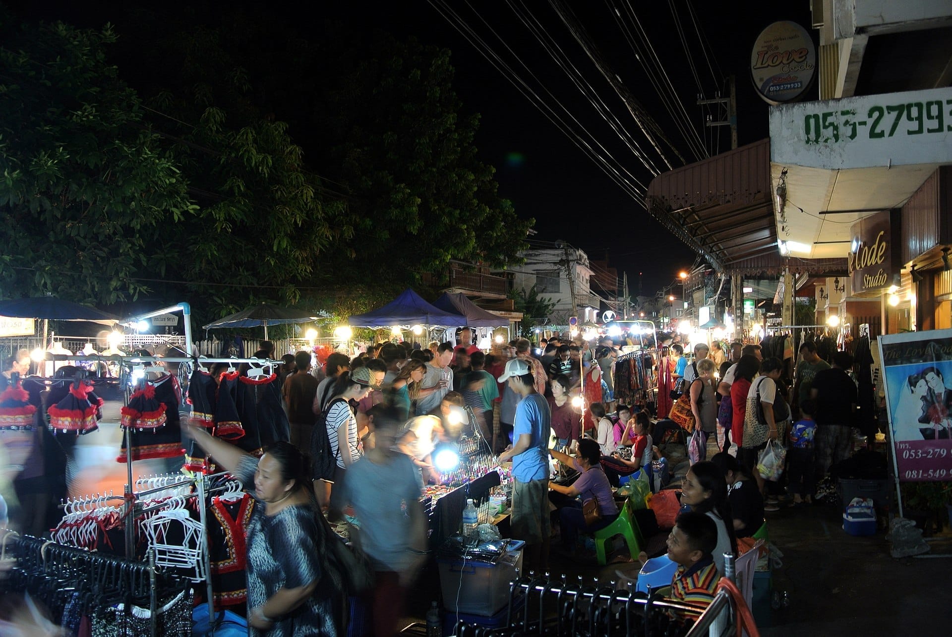 Đám đông tập trung dưới ánh đèn chợ tại Saturday Walking Street ở Chiang Mai trên đường Wua Lai Road, dạo xem các gian hàng đầy màu sắc và trang phục truyền thống vào ban đêm.