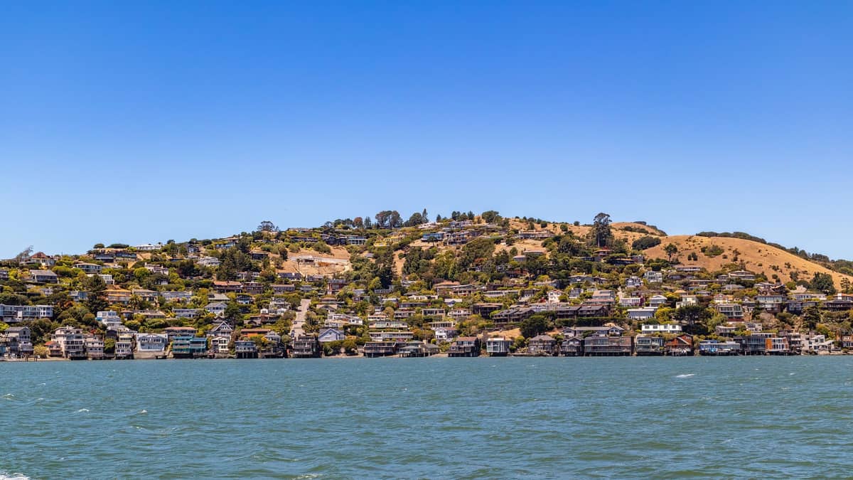 Panoramablick auf die Hügelhäuser von Sausalito mit Uferpromenade und blauem Himmel – das charakteristische Ausflugsziel nördlich von San Francisco an der Bucht.