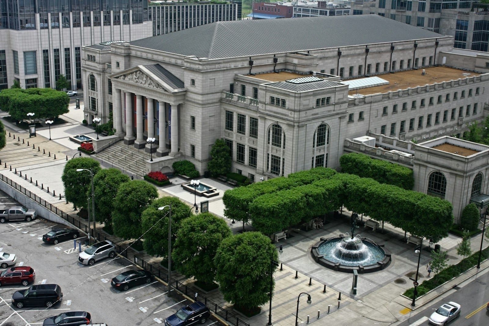 Vista aérea del Schermerhorn Symphony Center con su arquitectura neoclásica, la plaza frontal, la fuente y los edificios del centro de Nashville a su alrededor.