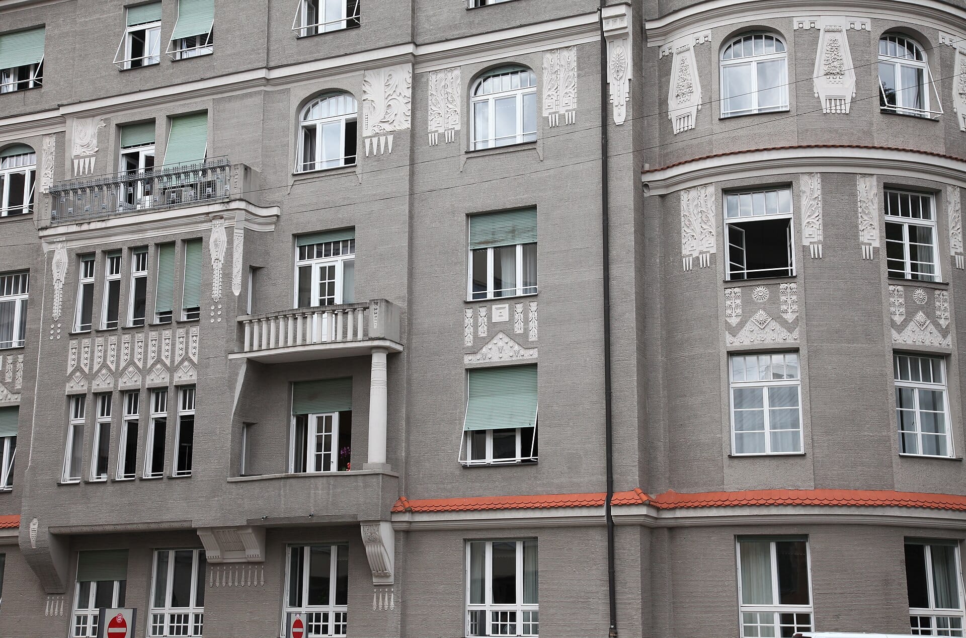 ด้านหน้าตึกที่พักอาศัย Schwabing มิวนิก สไตล์หรูหรา ตกแต่งปูนขาว รูปทรงสวยระเบียงเยอะ มีหน้าต่างเปิดรับแสง