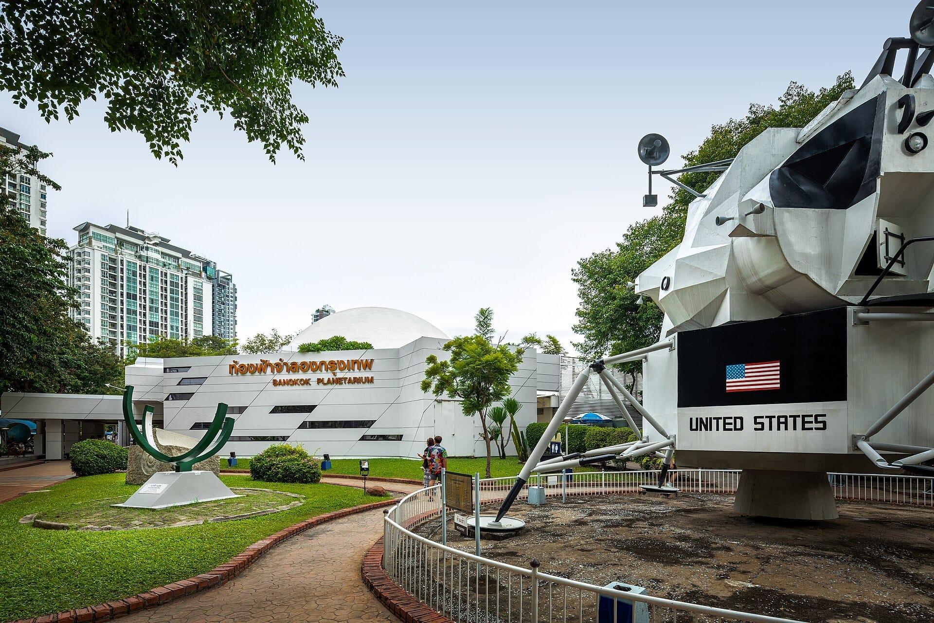 Esterno del Planetario di Bangkok (Science Center for Education) con la cupola e la replica del modulo lunare Apollo nell'area di Sukhumvit