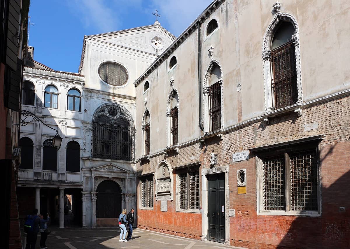 Außenansicht der Scuola Grande di San Giovanni Evangelista in Venedig mit gotischer und Renaissance-Fassade in einem ruhigen Campiello.