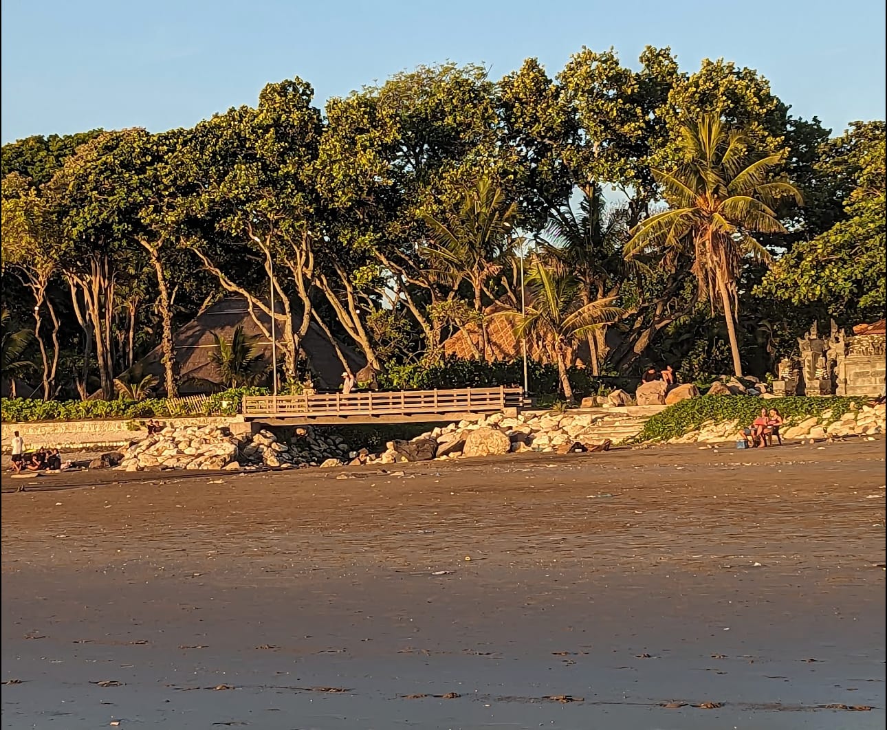 tranquilla spiaggia di Seminyak con sabbia dorata a Bali e palme sullo sfondo