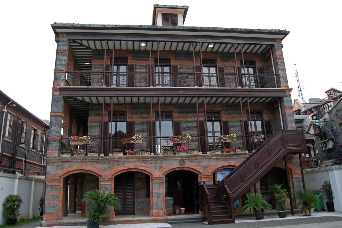 Die Außenfassade der historischen Ohel-Moshe-Synagoge, Heimat des Shanghaier Museums für jüdische Flüchtlinge, mit Ziegel- und Steinmauerwerk sowie blumengeschmückten Balkonen.