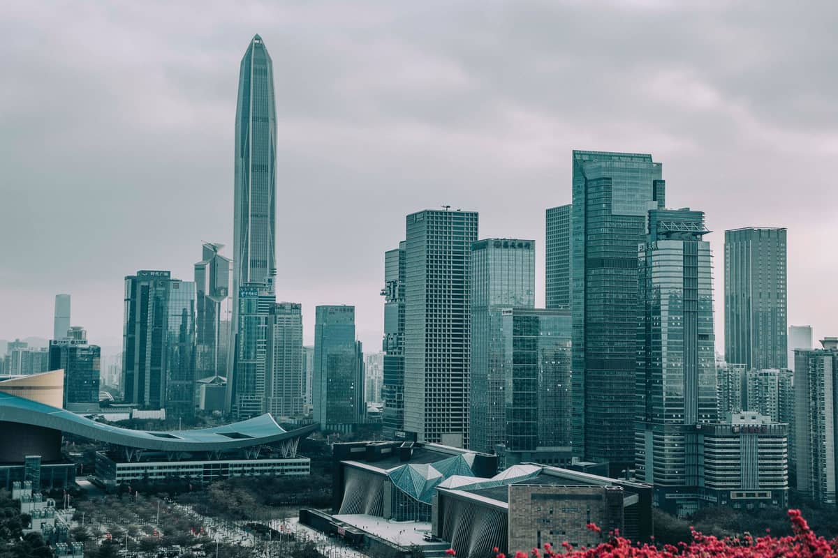 Panorama do horizonte de Futian com o imponente Ping An Finance Center e arranha-céus ao redor sob um céu nublado.