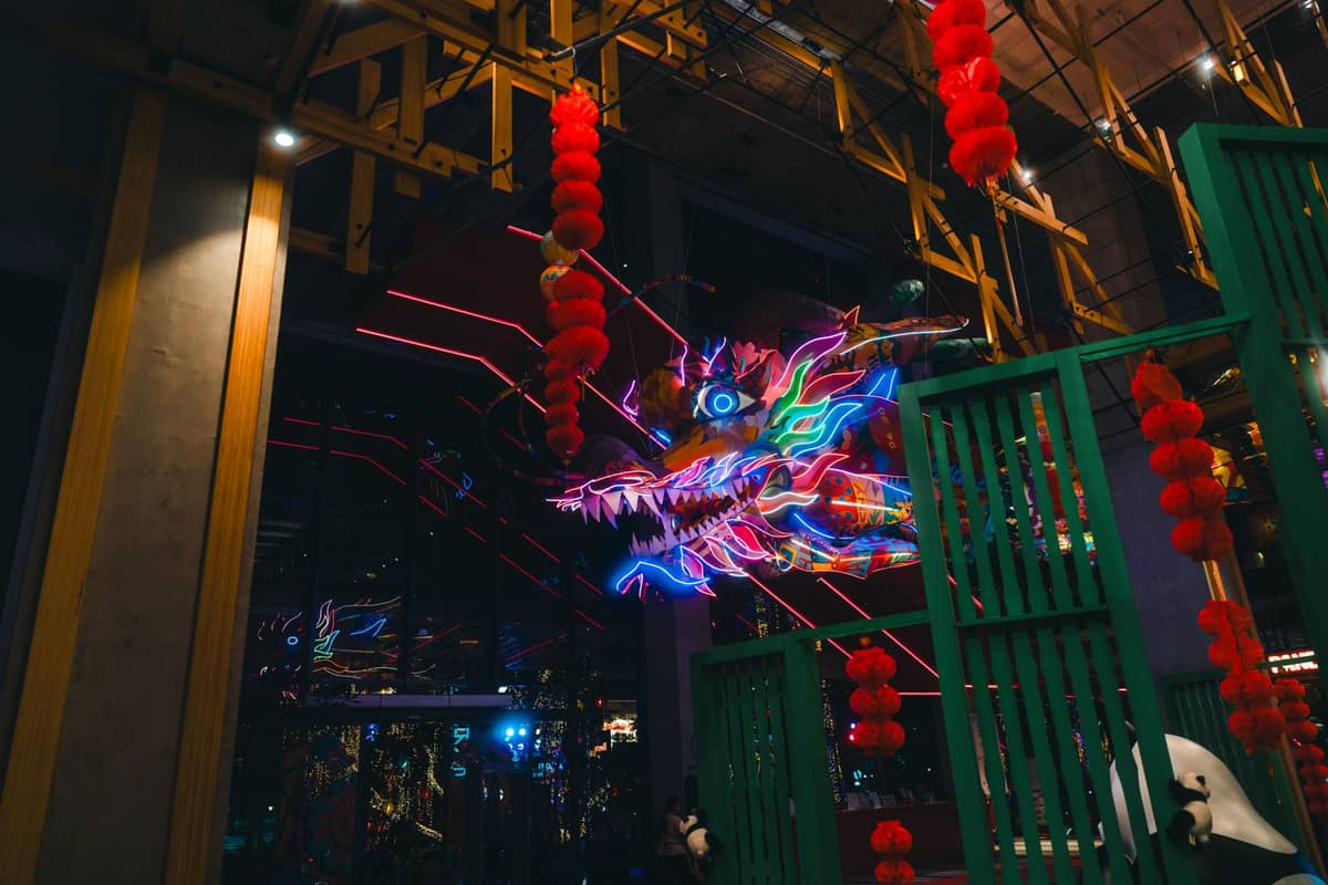 Cena interior de um moderno shopping center ou restaurante na China decorado com lanternas vermelhas e um dragão de néon para o Ano Novo Chinês.