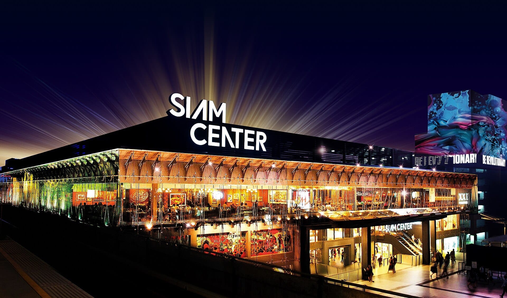 Il centro commerciale Siam Center a Bangkok illuminato di notte con la sua facciata moderna