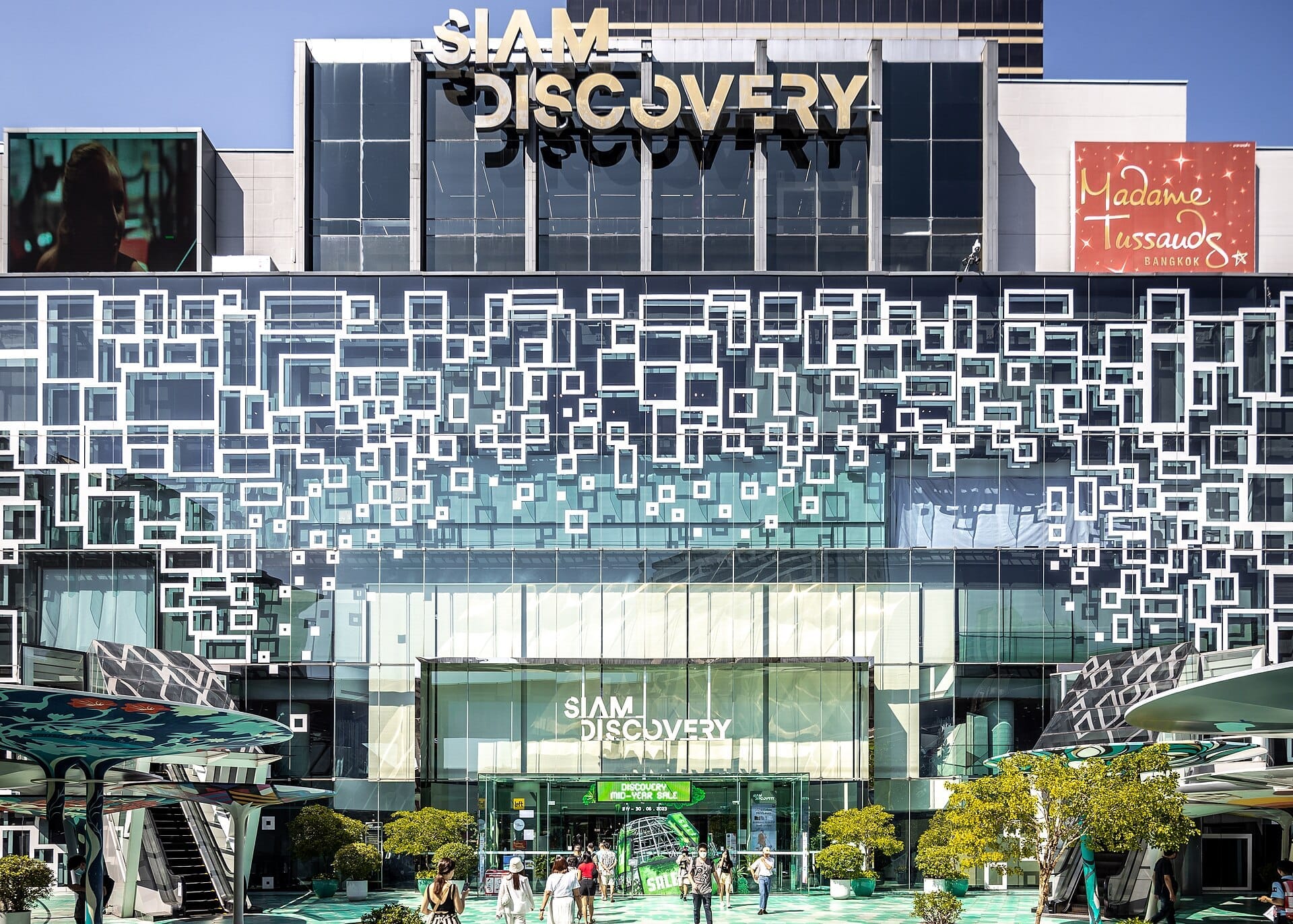 Esterno del centro commerciale Siam Discovery a Bangkok con la moderna facciata geometrica