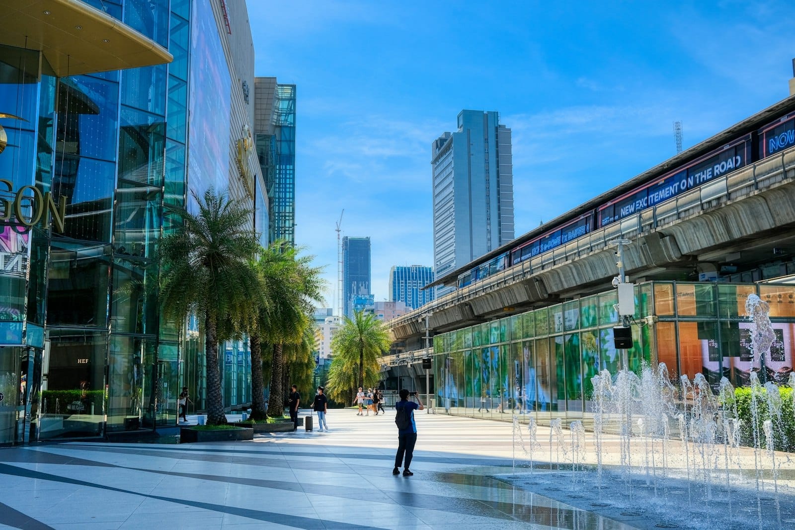 Esterno del centro commerciale Siam Paragon a Bangkok con BTS Skytrain e piazza