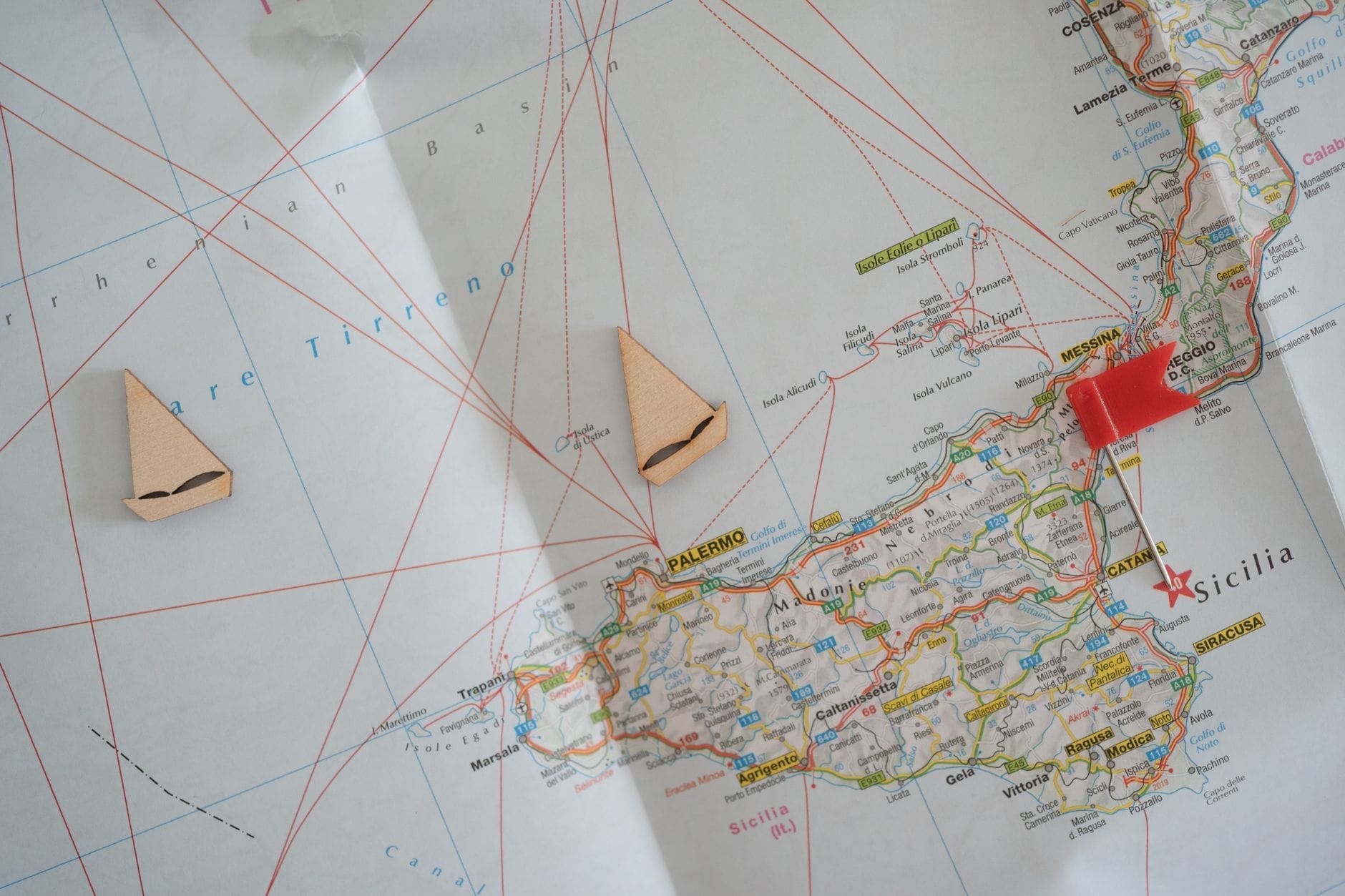 Nahaufnahme einer physischen Karte von Sizilien mit markierten Standorten, die die Anordnung der Insel und einen Teil Süditaliens zeigt.