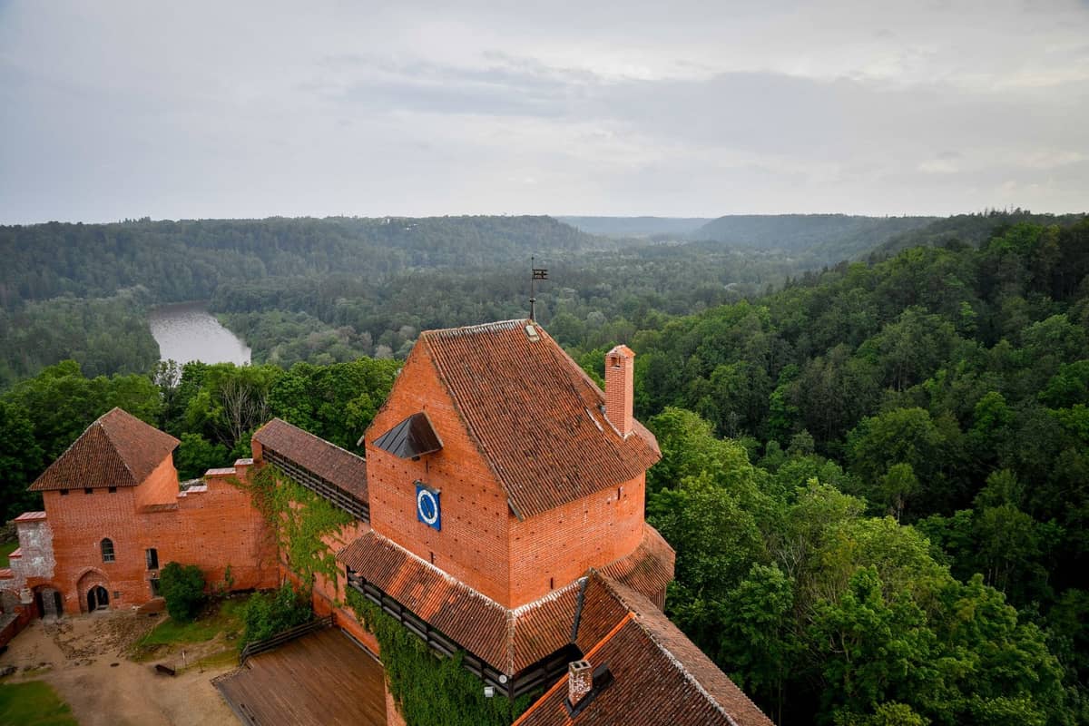 Blick von der Burg Turaida über das Gauja-Tal mit den bewaldeten Hügeln und dem Fluss bei Sigulda in Lettland.