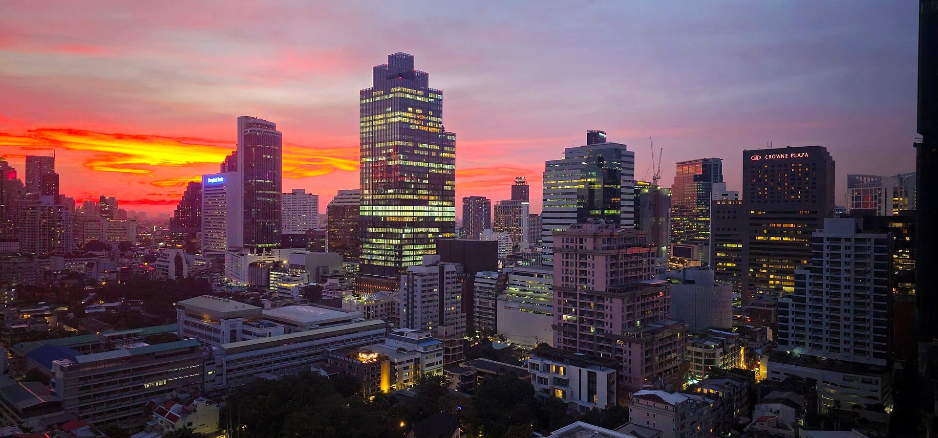 วิวสกายไลน์ย่านสีลม กรุงเทพฯ ยามพระอาทิตย์ตก พร้อมตึกออฟฟิศทันสมัยและแสงไฟเมือง