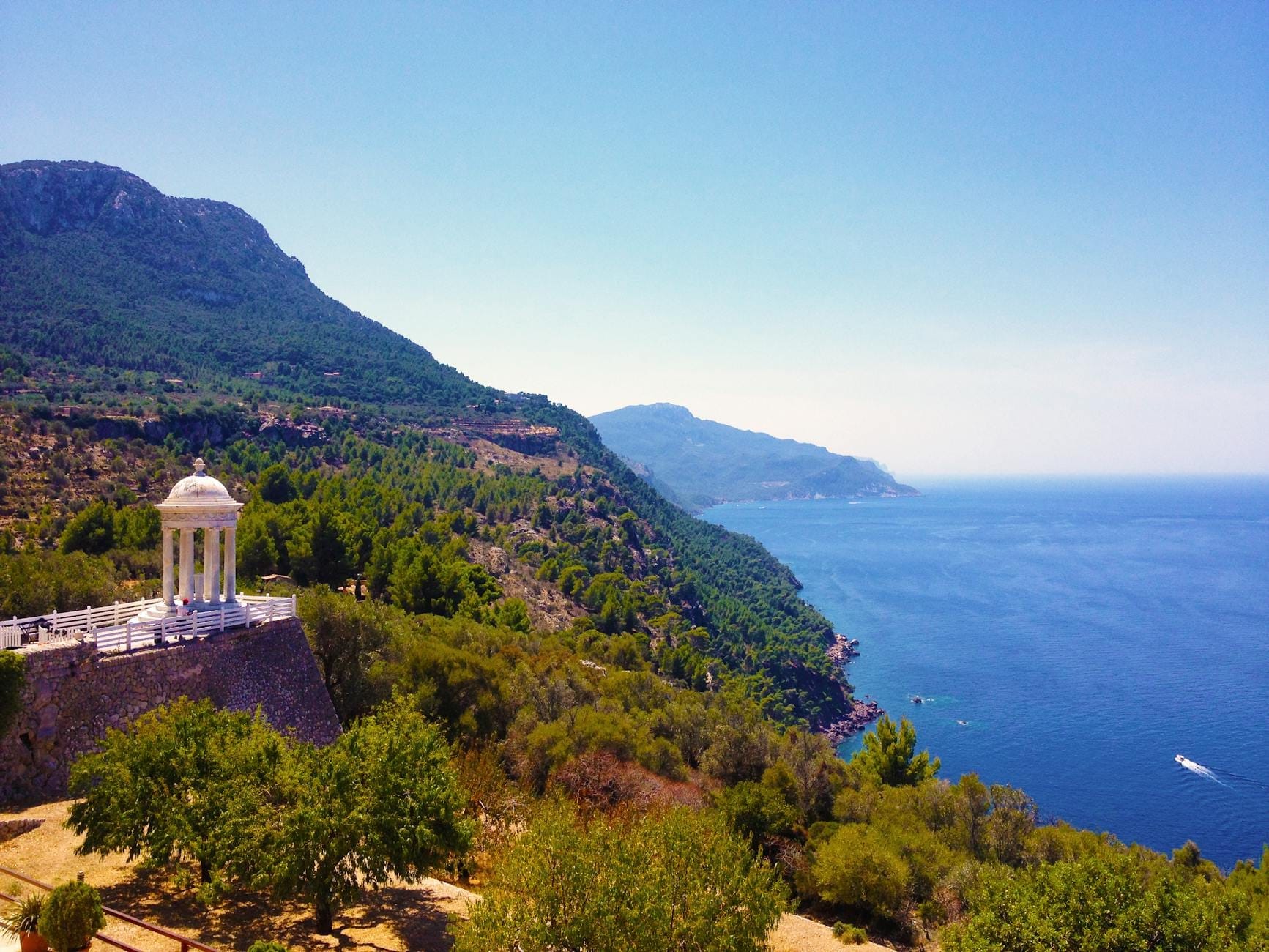 Vista panoramica della rotonda di marmo di Son Marroig affacciata sulle spettacolari scogliere della Tramuntana e sul mare azzurro sotto un cielo limpido, nel nordovest di Maiorca.
