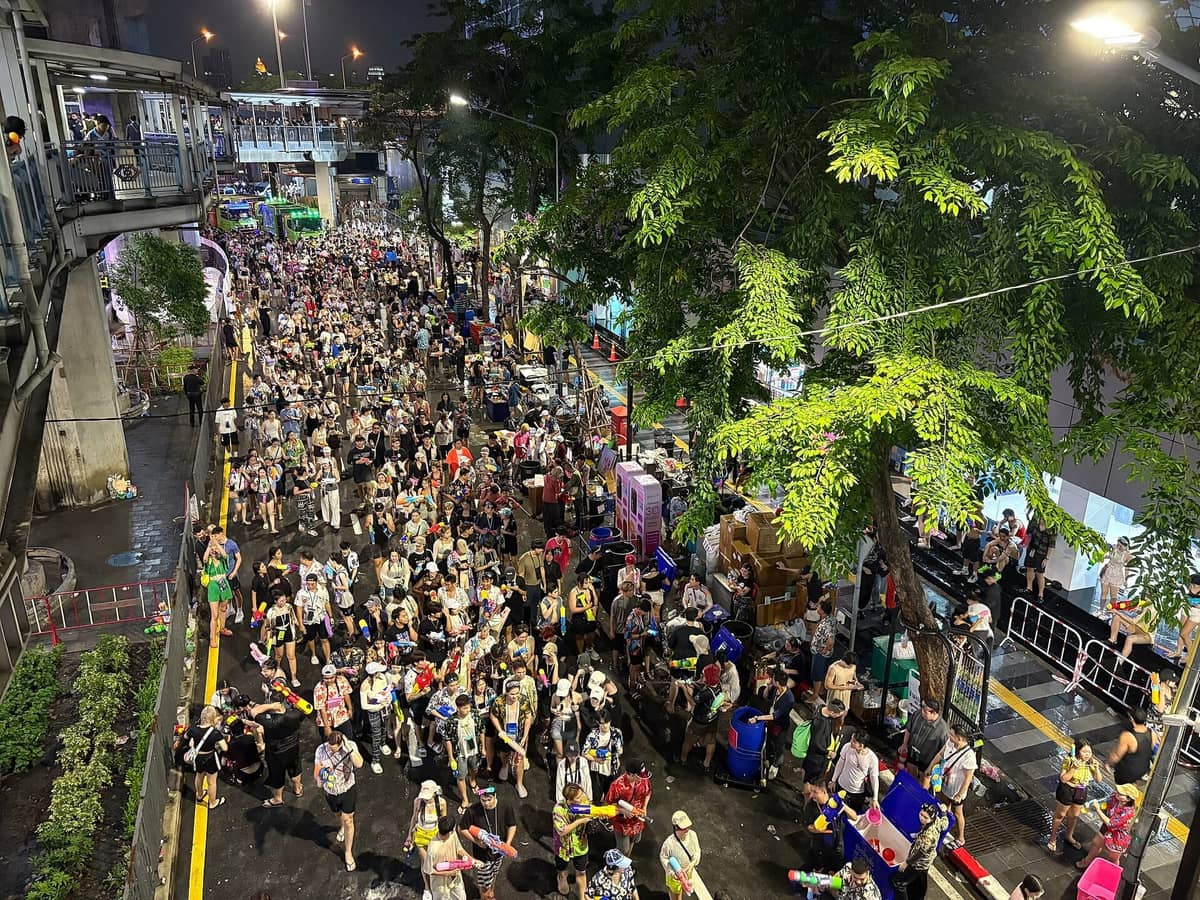 Multidão celebrando o Songkran em Bangkok com pistolas de água e guerras de água nas ruas durante o festival do Ano Novo tailandês