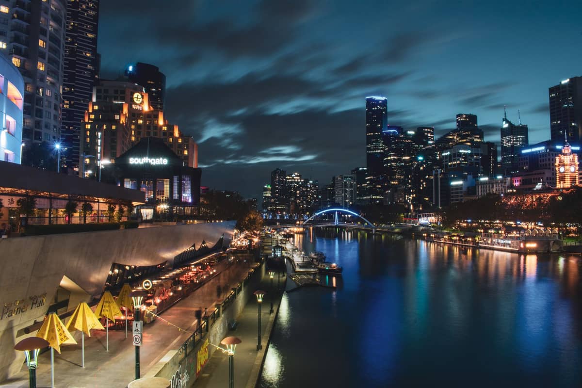 วิวกลางคืน Southbank เมลเบิร์น โชว์คอมเพล็กซ์ Southgate แม่น้ำ Yarra และเส้นขอบฟ้าเมือง พร้อมร้านอาหารริมแม่น้ำสุดคึกคัก