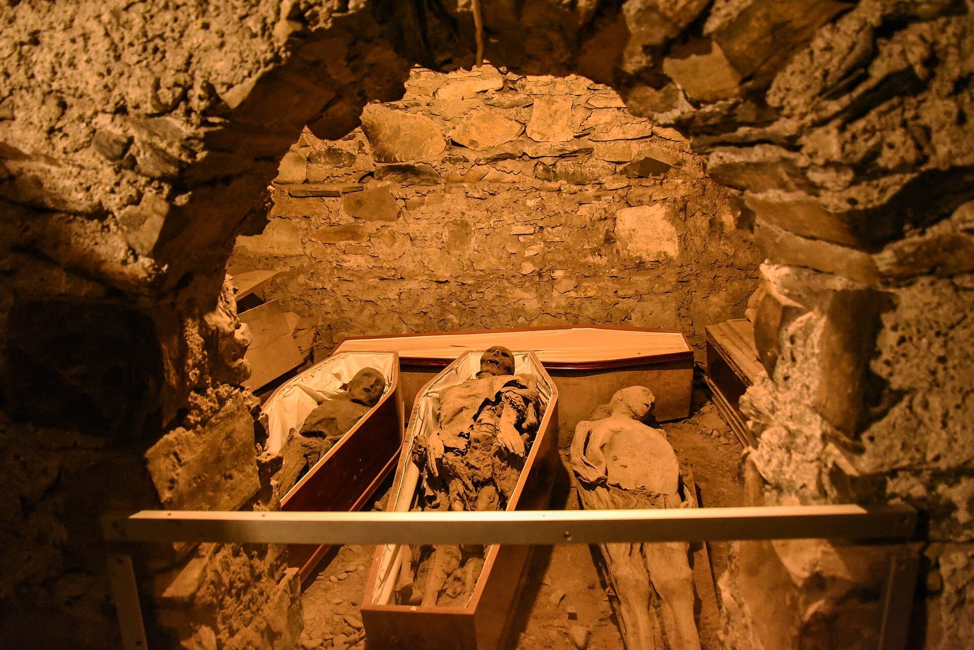 Tre corpi naturalmente mummificati in bare aperte all'interno delle antiche cripte in pietra della St Michan's Church a Dublino.