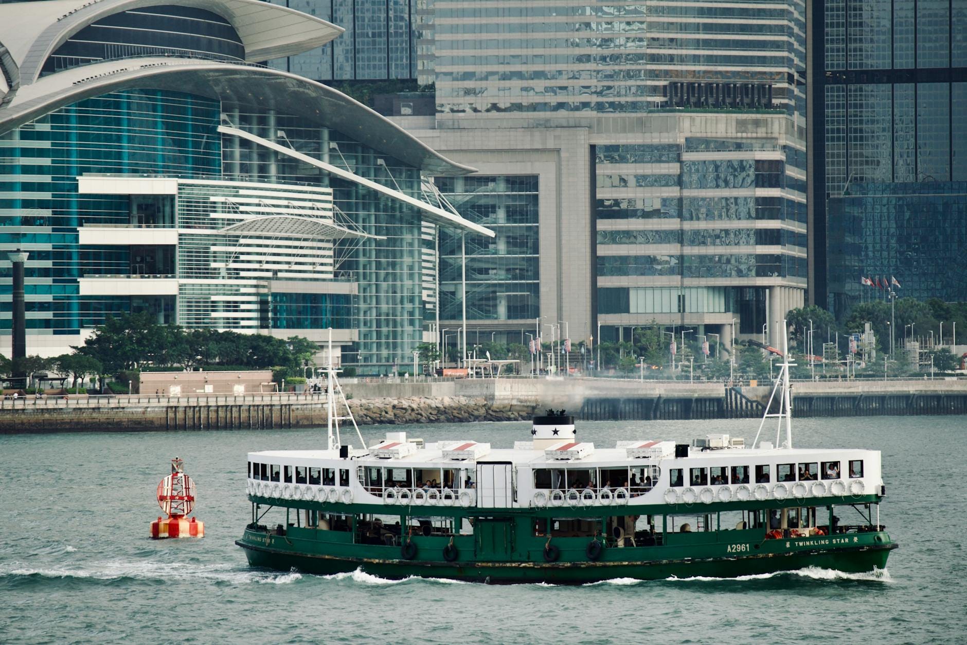 L'iconico Star Ferry che scivola attraverso il Victoria Harbour a Hong Kong con i grattacieli sullo sfondo.