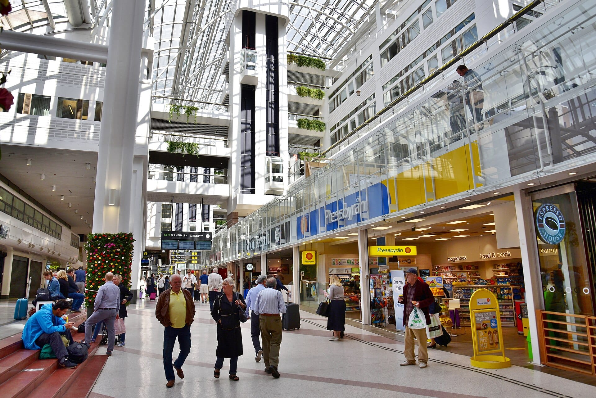 ภายใน Stockholm Cityterminalen พร้อมนักเดินทางที่กำลังเดิน ร้านค้า และป้ายบอกทางที่ชัดเจน สะท้อนบรรยากาศของสถานีขนส่งหลักของสตอกโฮล์ม