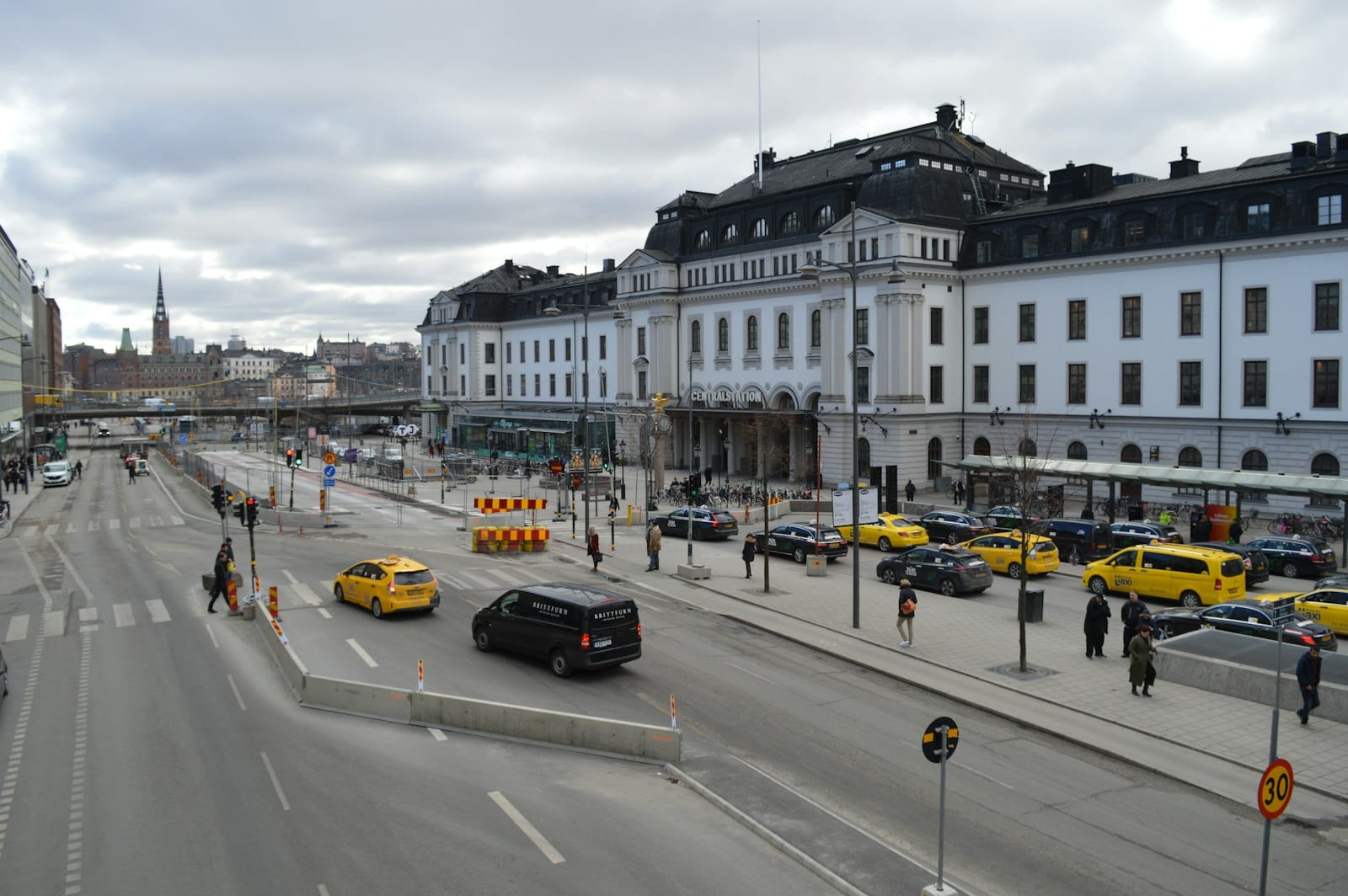 วิวถนนด้านนอกของ Stockholm Central Station พร้อมแท็กซี่และผู้คนด้านนอกในวันที่มีเมฆมาก
