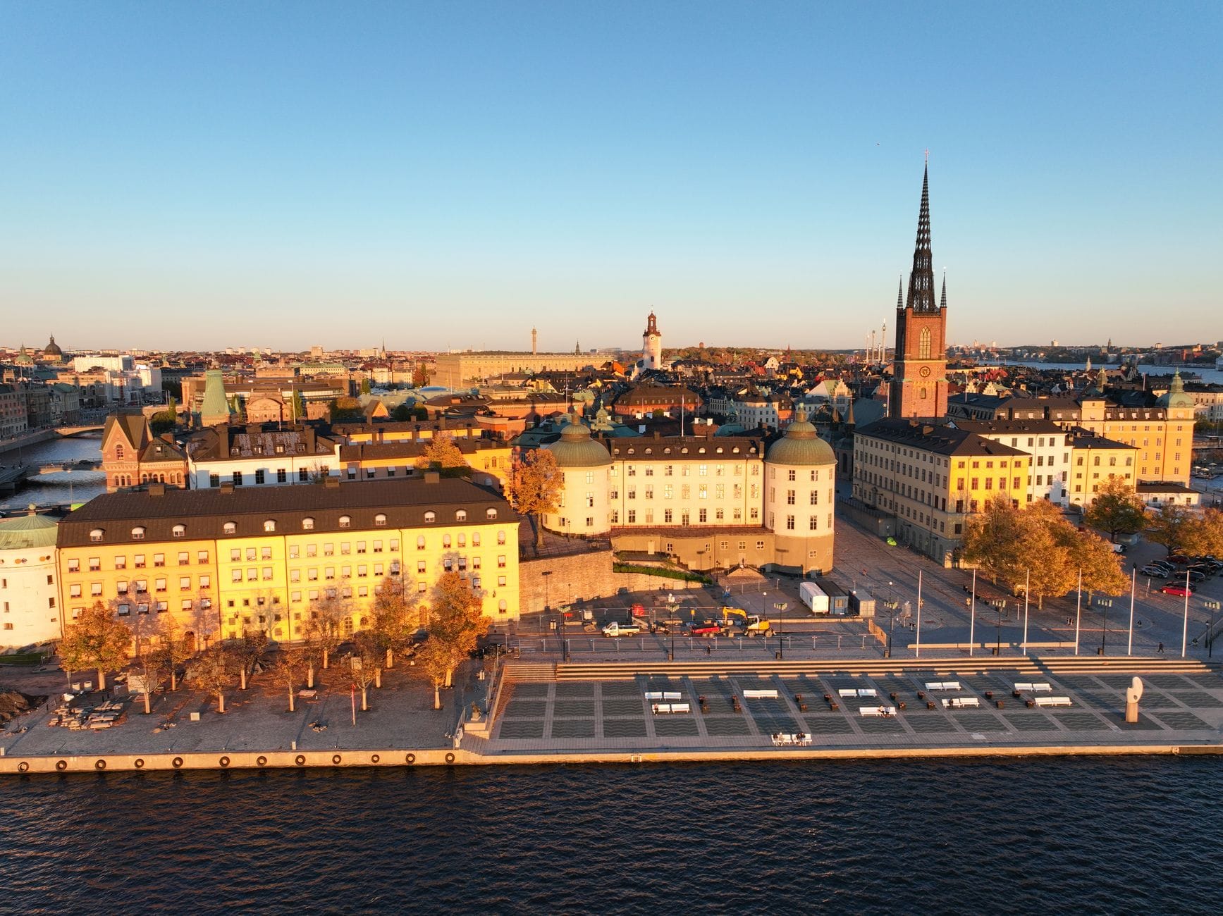ภาพถ่ายทางอากาศของริมน้ำสตอกโฮล์มยามเย็น พร้อมโบสถ์ Riddarholmen และเมืองเก่า จุดเริ่มต้นการเดินทางสู่ออสโล