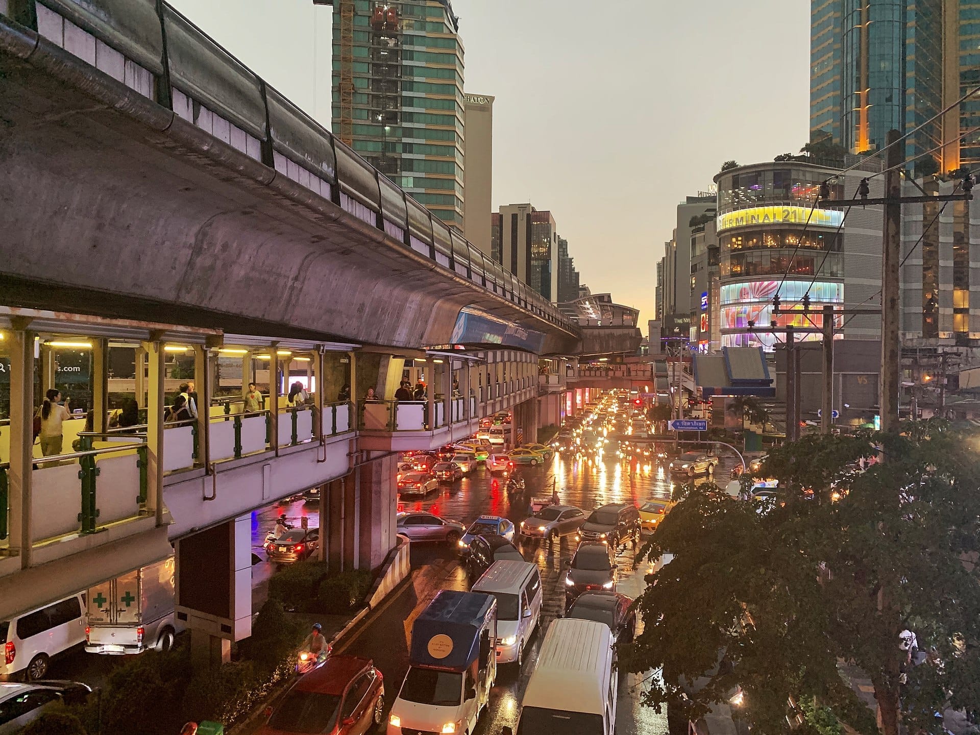 สุขุมวิท กรุงเทพฯ พร้อมรถไฟฟ้า BTS การจราจร และ Terminal 21 ยามพลบค่ำ