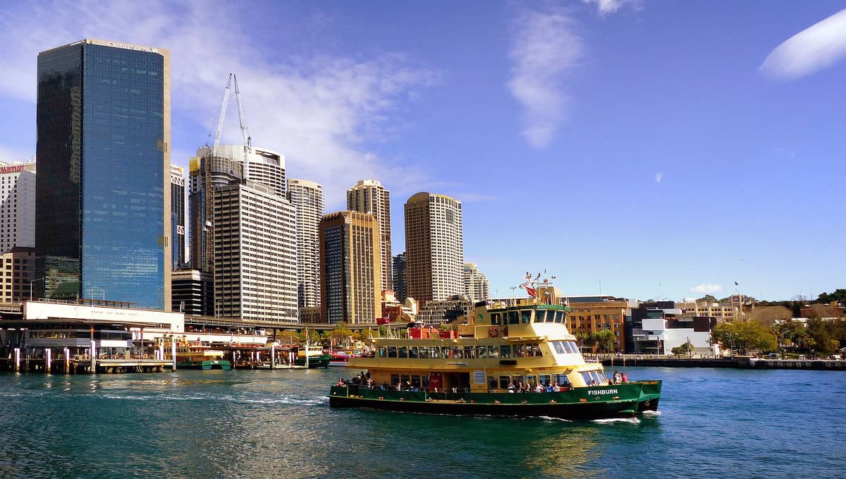 Ferry Sydney Fishburn saliendo de Circular Quay con el horizonte de la ciudad al fondo bajo un cielo azul despejado