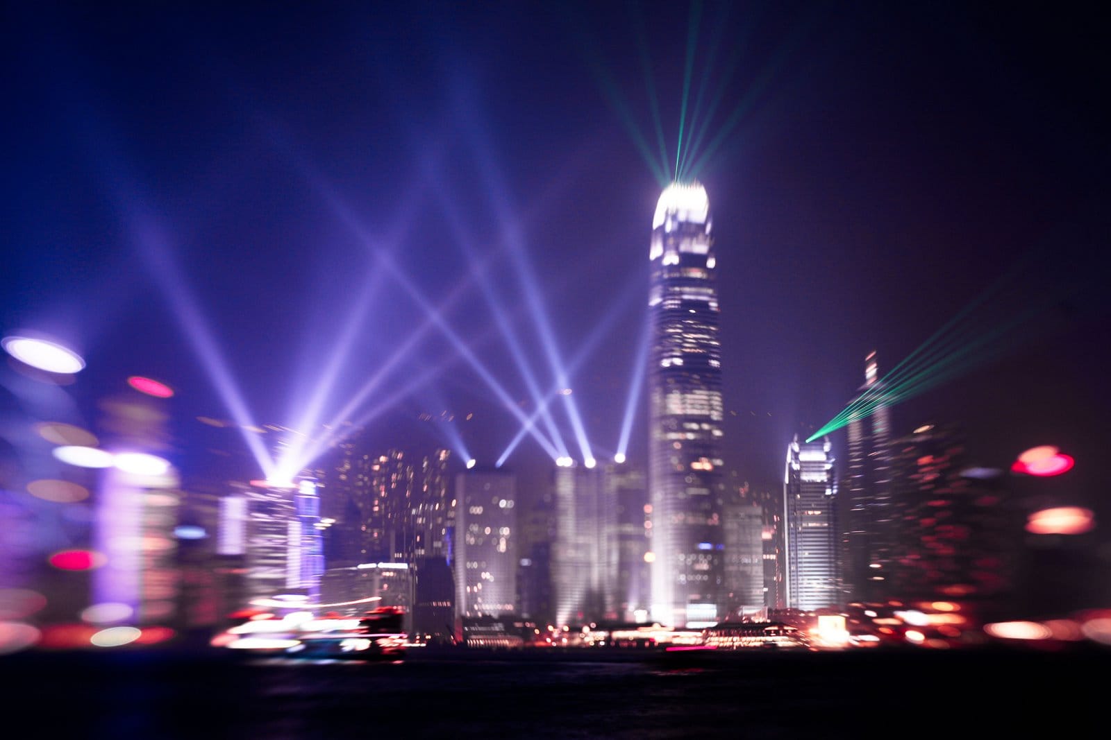 La Symphony of Lights illumina lo skyline del Victoria Harbour di Hong Kong con laser, fari e giochi di colori sugli edifici, ogni sera senza eccezioni.