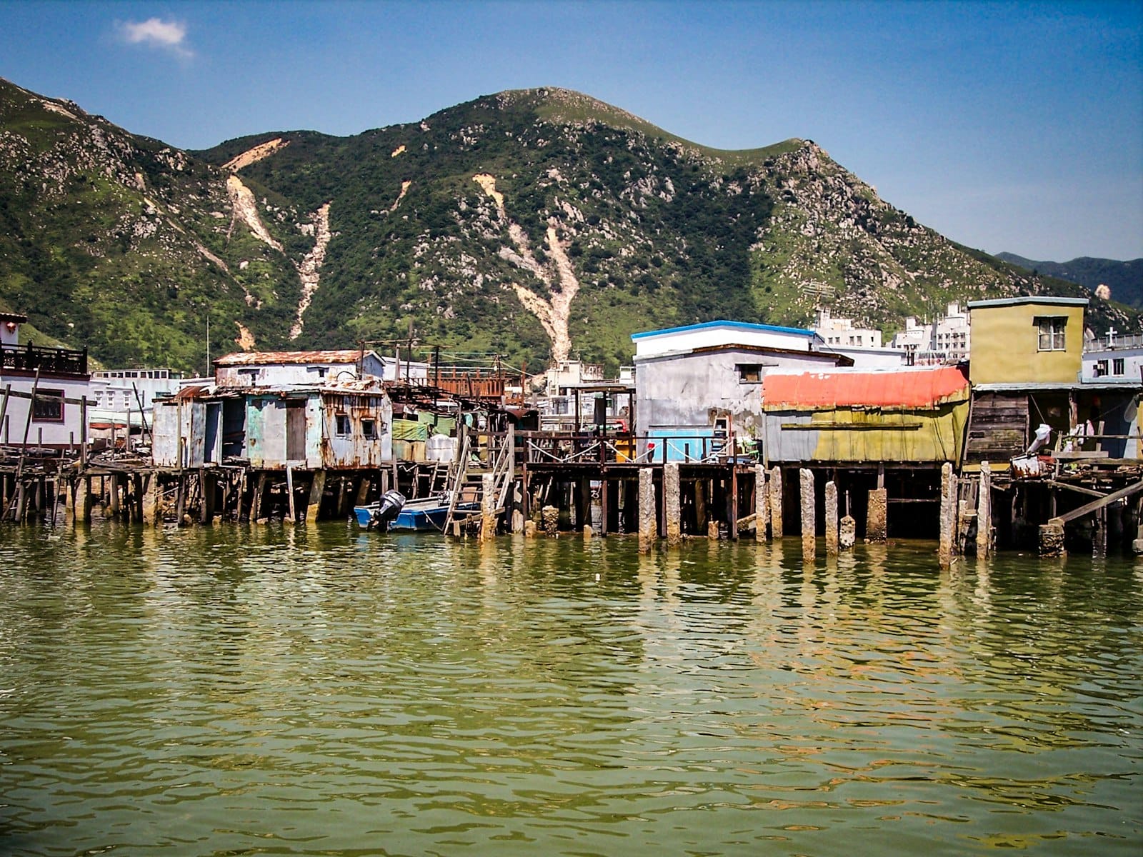 Iconiche case su palafitte del villaggio di pescatori di Tai O sopra canali tranquilli su Lantau Island