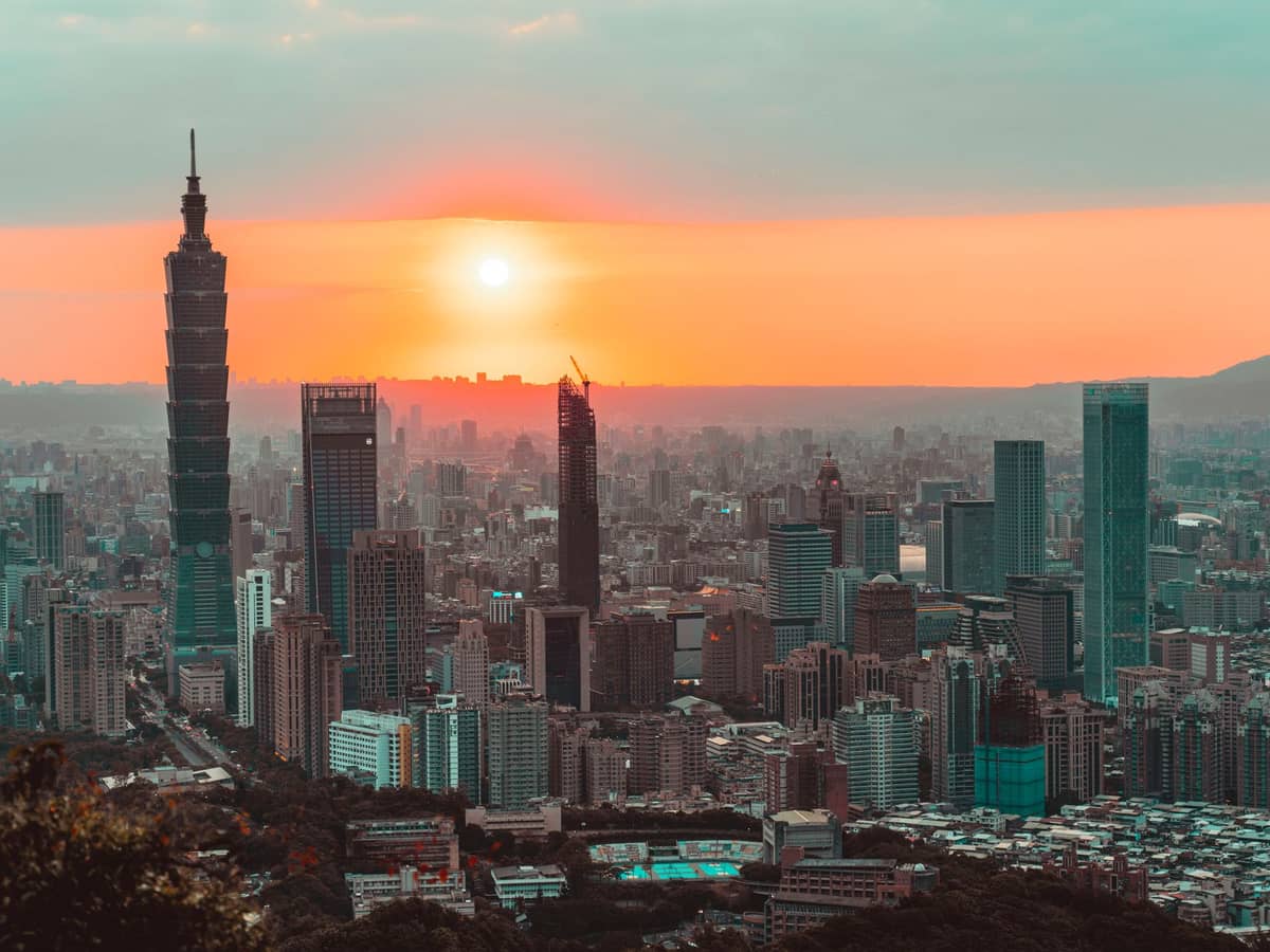 Taipeis Stadtsilhouette bei Sonnenuntergang mit dem Taipei 101 und modernen Hochhäusern, aus der Vogelperspektive aufgenommen – ein beeindruckendes Bild der lebendigen Metropole.