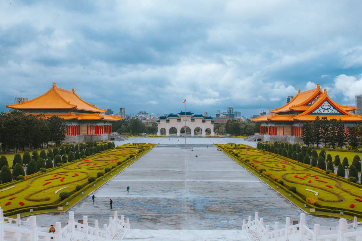 วิวกว้างของ Liberty Square ในไทเปพร้อมสวนประดับ อนุสรณ์สถาน Chiang Kai-shek และ National Theater and Concert Hall ในวันที่มีเมฆมาก