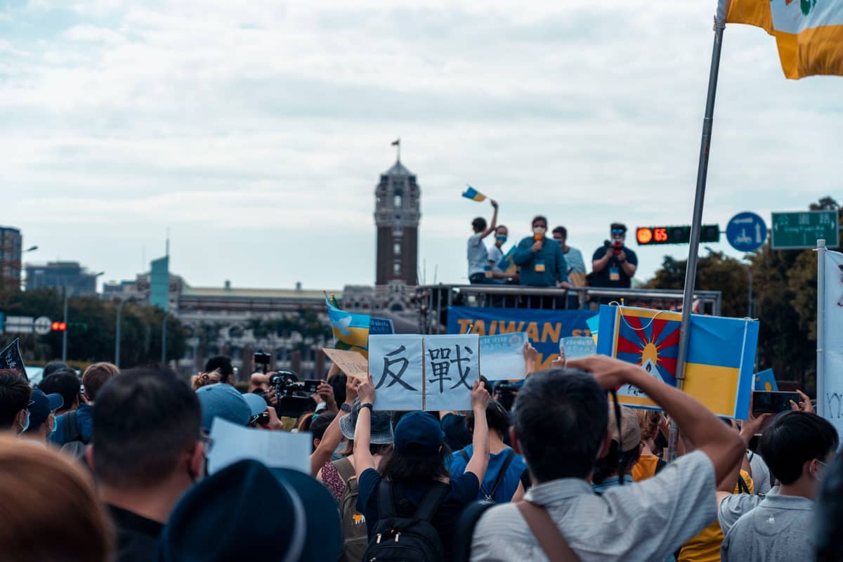 Große Menschenmenge vor einem Festwagen vor dem Präsidialamt in Taipei während einer Parade oder Demonstration.