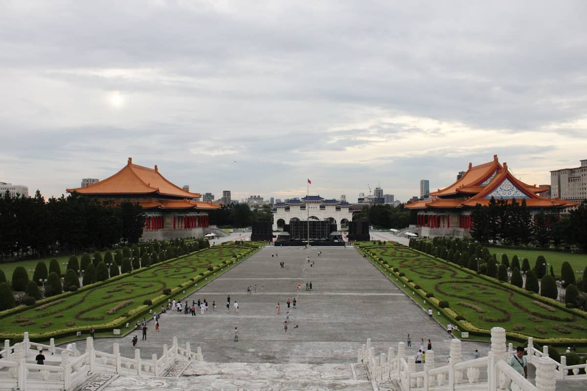 Blick von den Stufen der Chiang Kai-shek Memorial Hall auf den Liberty Square und die National Theater and Concert Hall in Taipei.
