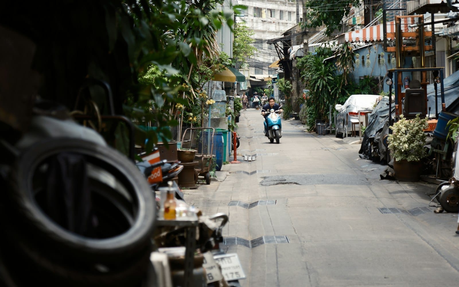 Vicolo tranquillo a Talat Noi, Bangkok, con piccoli negozi e edifici residenziali