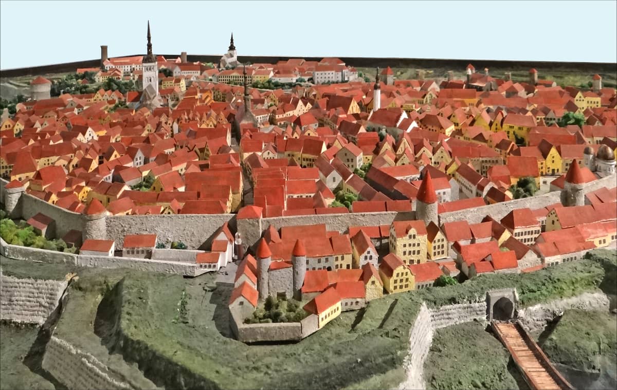 Detailliertes Diorama-Modell des mittelalterlichen Tallinn mit rotbedachten Kaufmannshäusern und Stadtmauern, ausgestellt im Tallinn Stadtmuseum.