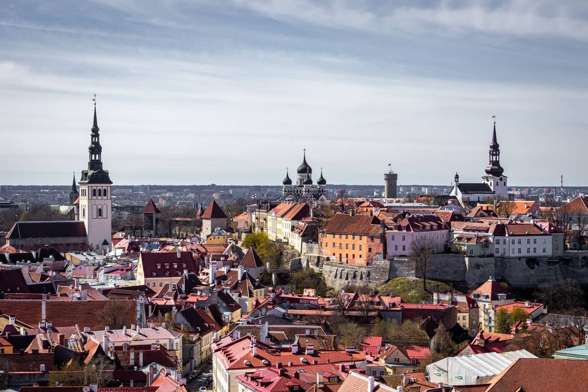 Panoramablick über die Tallinner Altstadt mit roten Dächern, mittelalterlichen Türmen, Kirchturmspitzen und der Alexander-Newski-Kathedrale an einem klaren Tag.