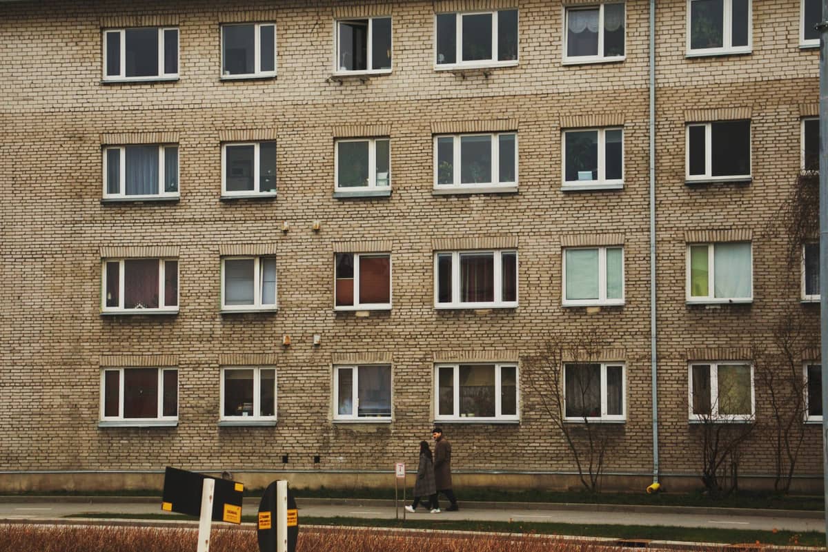 Ein typischer Wohnblock aus der Sowjetzeit in Tallinn mit einheitlichem Mauerwerk und Reihen identischer Fenster – ein Bild, das Tallinns Sowjetgeschichte widerspiegelt.