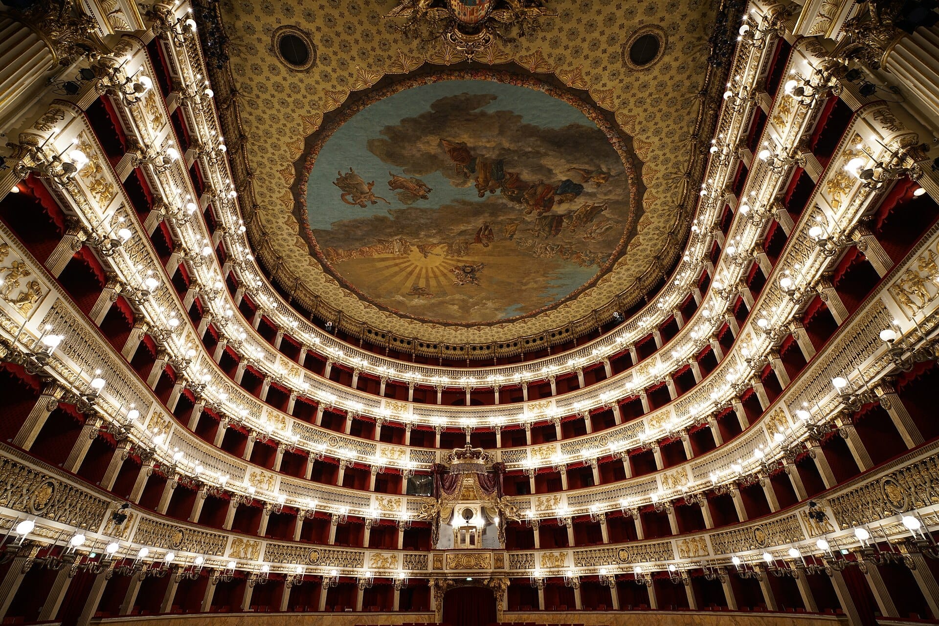 Teatro San Carlo: dentro il più antico teatro lirico del mondo