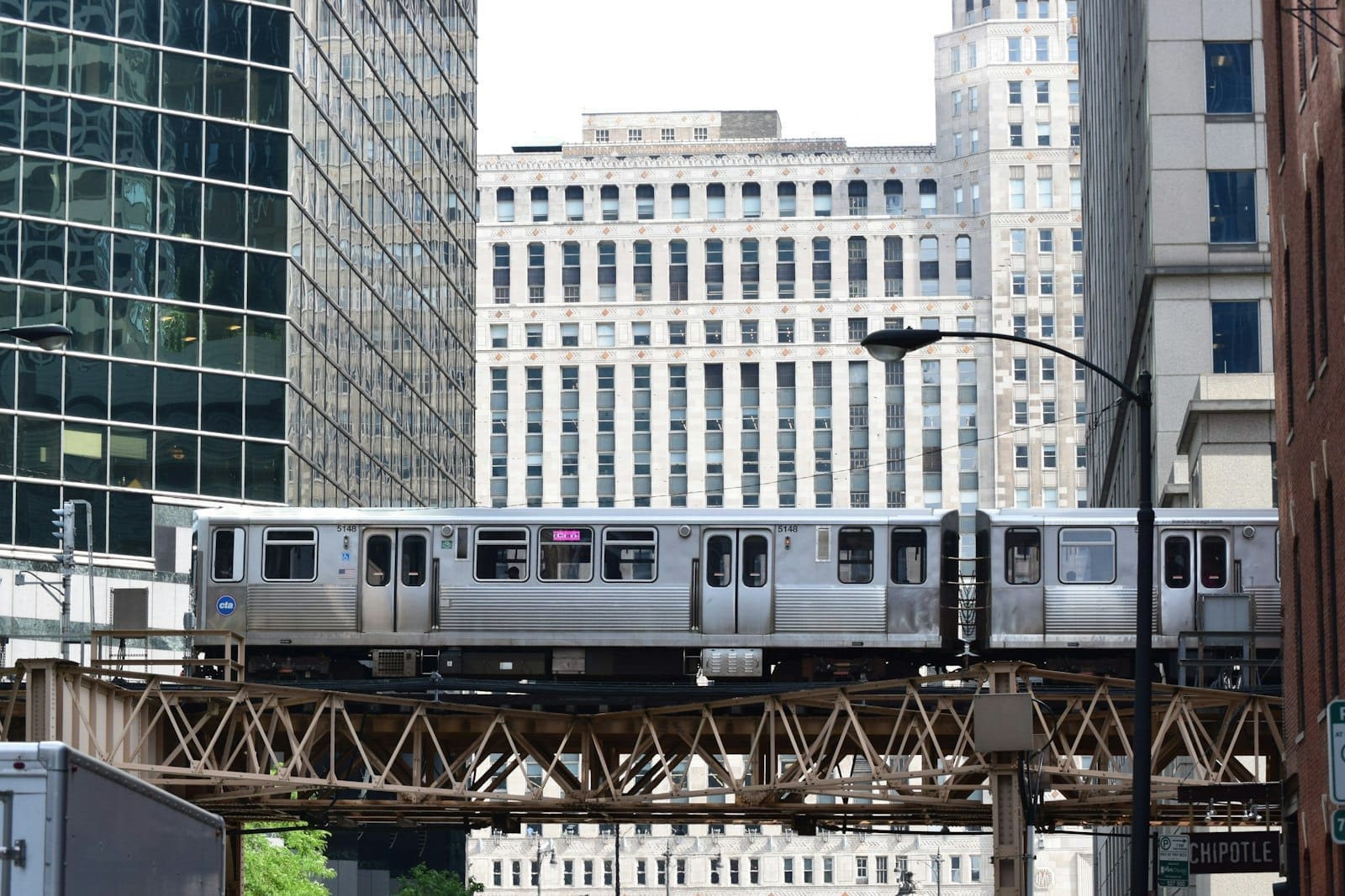 รถไฟฟ้า CTA สายยกระดับของชิคาโกกำลังวิ่งผ่านตึกสูงในย่านเดอะลูป สะท้อนชีวิตเมืองและจุดกำเนิดทางประวัติศาสตร์ของชิคาโก