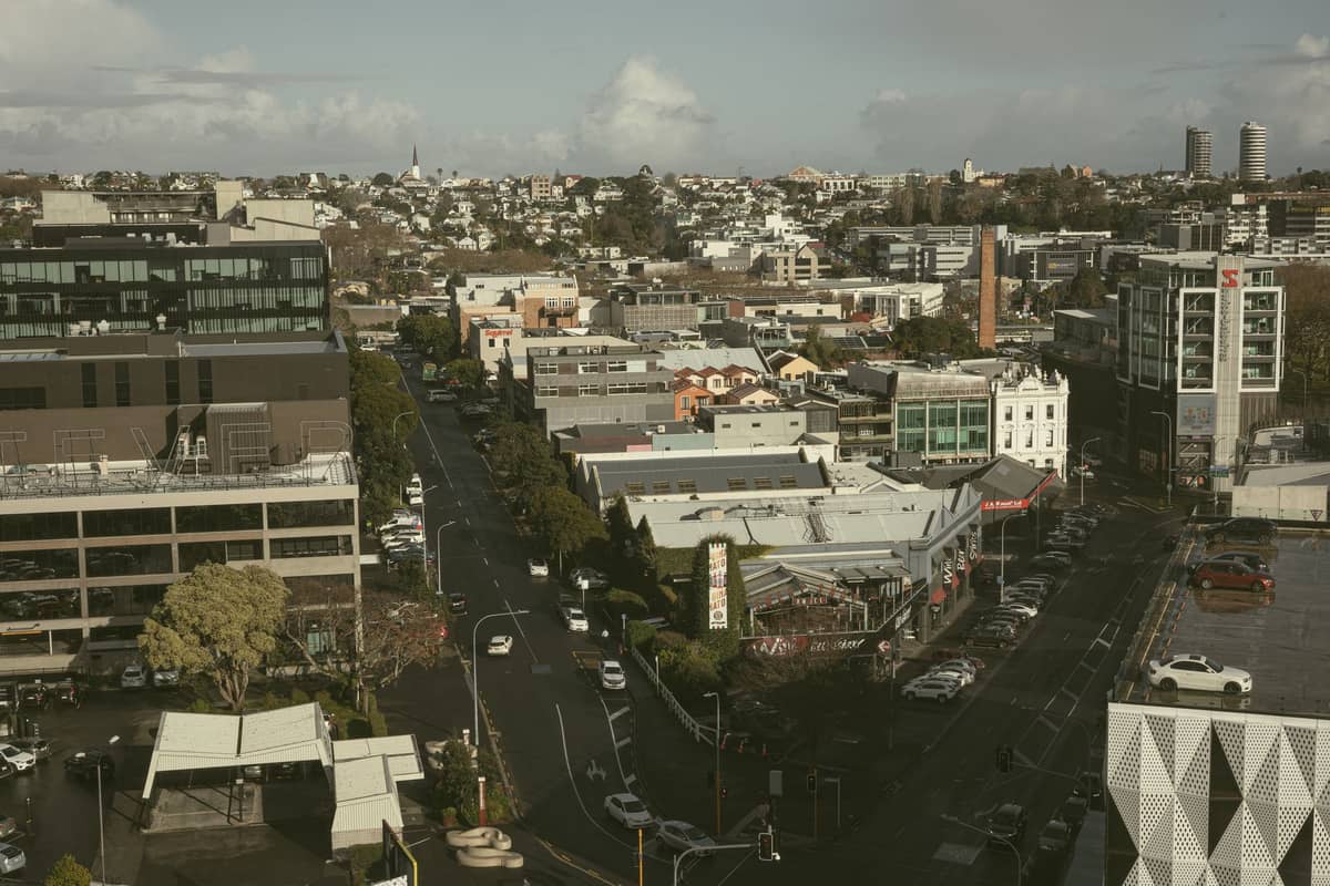 Vista aérea de los barrios de Ponsonby y Grey Lynn en Auckland, con calles arboladas, edificios de poca altura y una mezcla de tiendas y restaurantes.