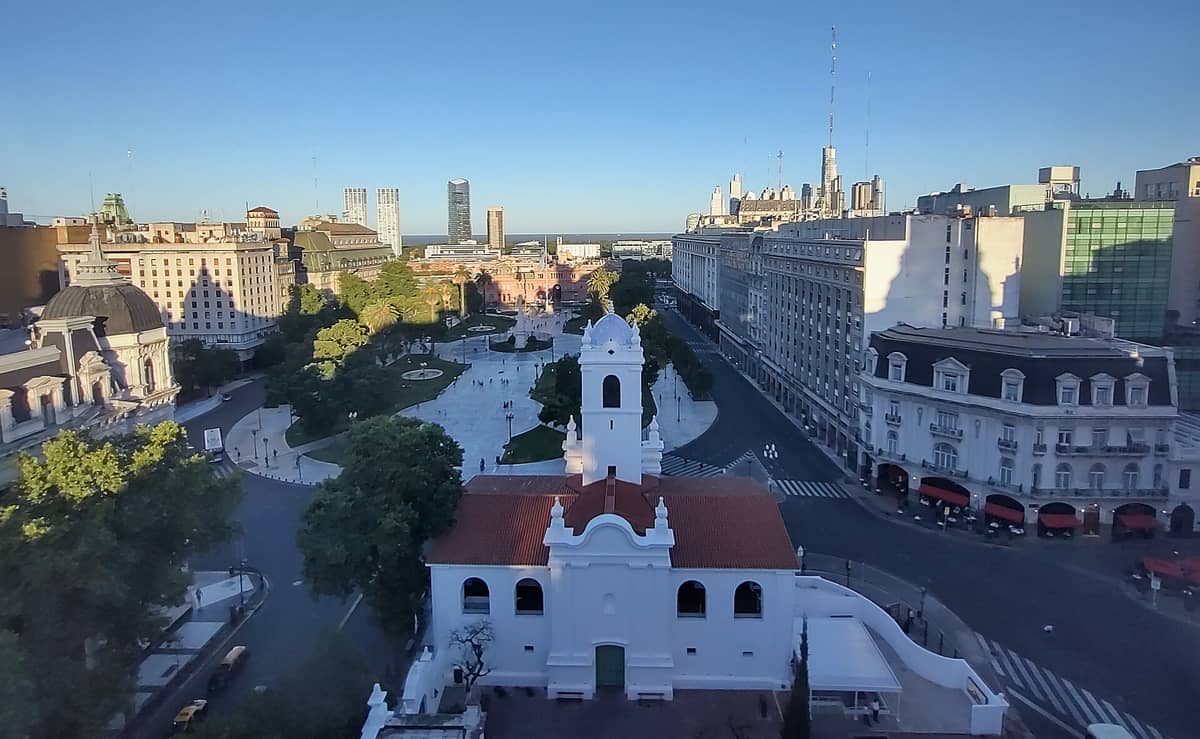 มุมมองทางอากาศแบบกว้างของ Plaza de Mayo ในบัวโนสไอเรส โดยมี Cabildo อันเก่าแก่อยู่เบื้องหน้าและ Casa Rosada อยู่เบื้องหลัง