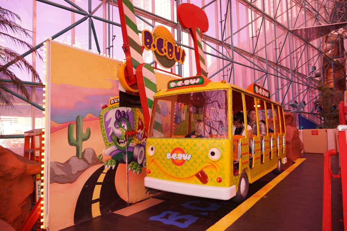 Des enfants sur un manège intérieur coloré en forme de bus à l'intérieur de l'Adventuredome au Circus Circus à Las Vegas.