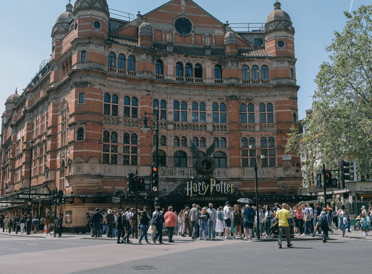 Multidões se reúnem do lado de fora do Palace Theatre em Londres, onde Harry Potter and the Cursed Child está em cartaz.
