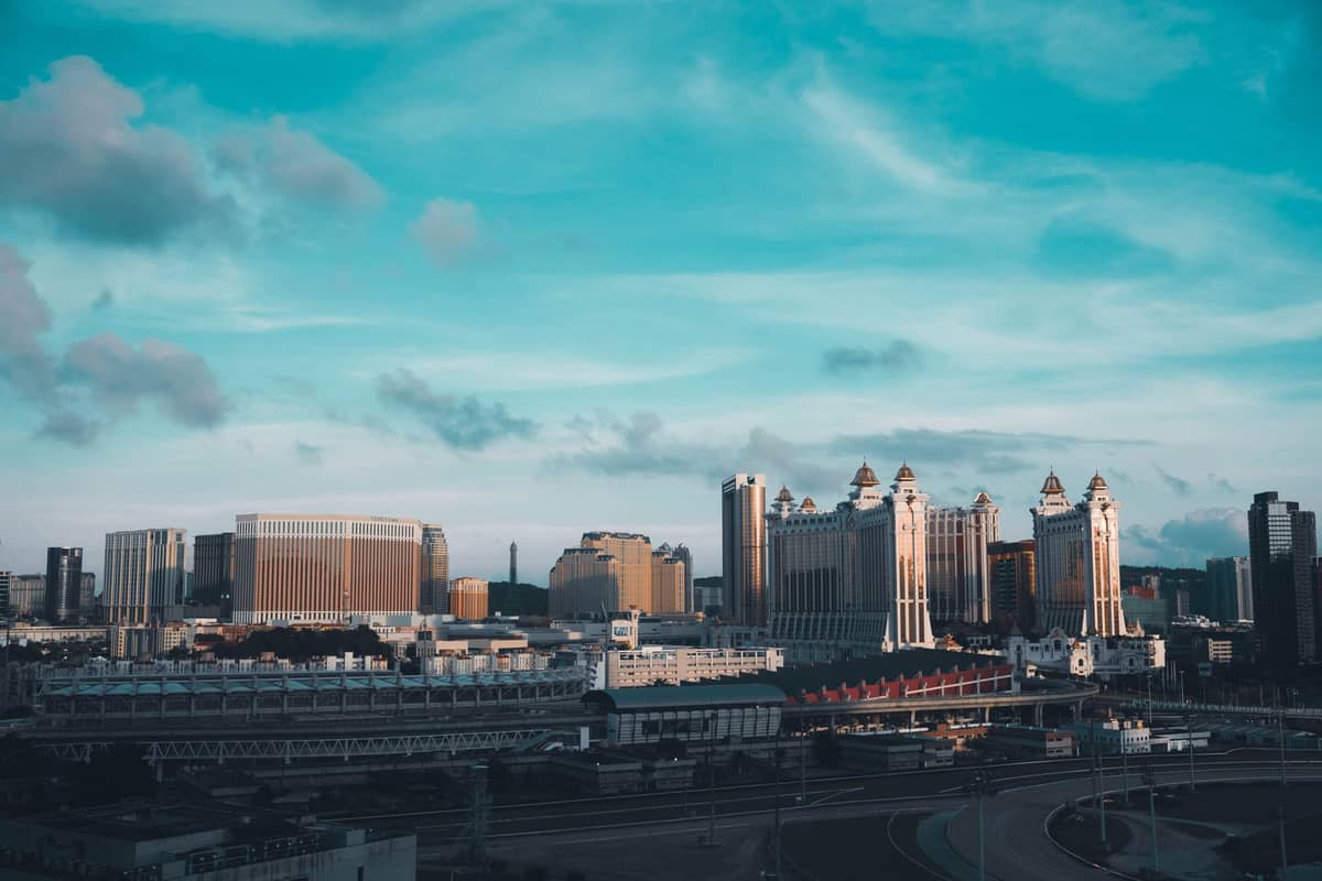 Panoramischer Tagesblick auf die Mega-Resorts und Casinos des Cotai Strip in Macau mit markanten modernen Hoteltürmen unter blauem Himmel.