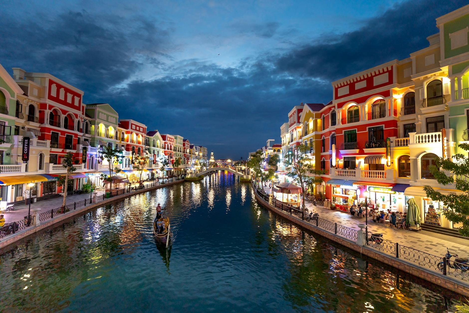 Canal do Grand World Phu Quoc à noite com prédios coloridos, luzes e passeio de gôndola