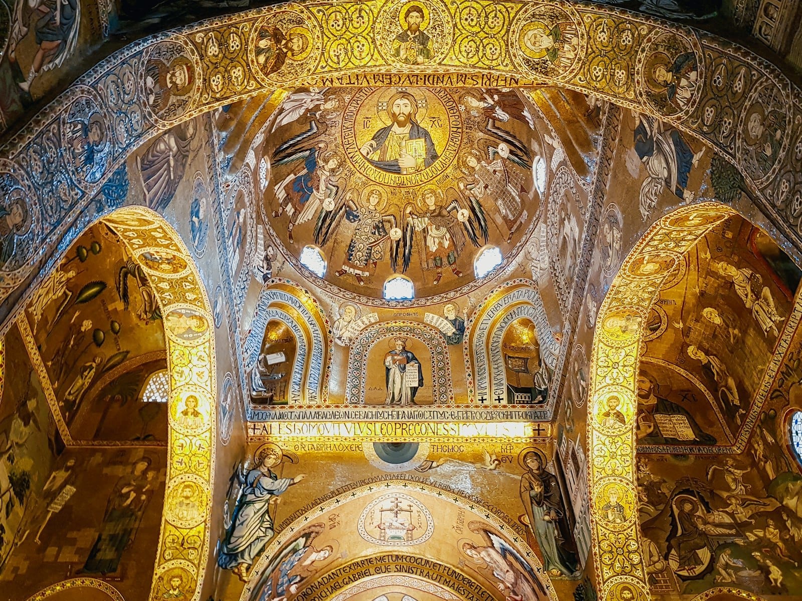 Goldene Mosaike und Kuppeldecke im Inneren der Palatinischen Kapelle in Palermo, ein Meisterwerk der arabisch-normannisch-byzantinischen Architektur.