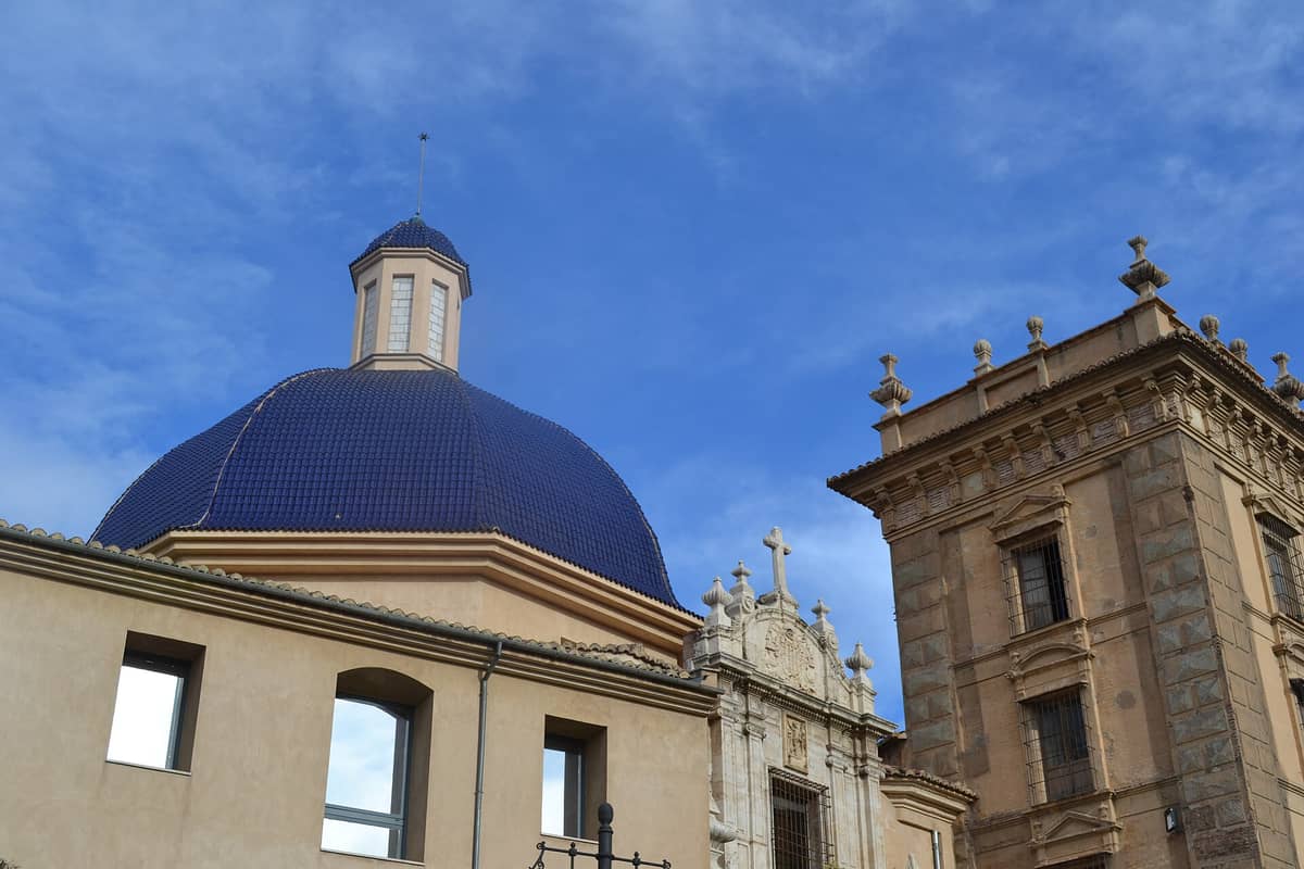 Vista de la cúpula azul y la fachada del Museo de Bellas Artes de Valencia contra un cielo azul