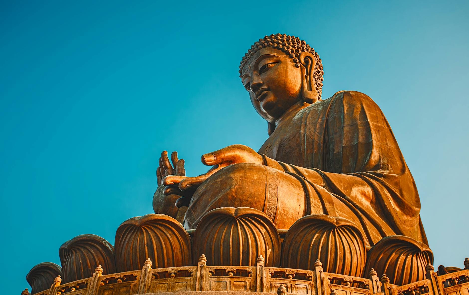 Il sereno Tian Tan Buddha (Grande Buddha) illuminato dal sole su Lantau Island, Hong Kong.