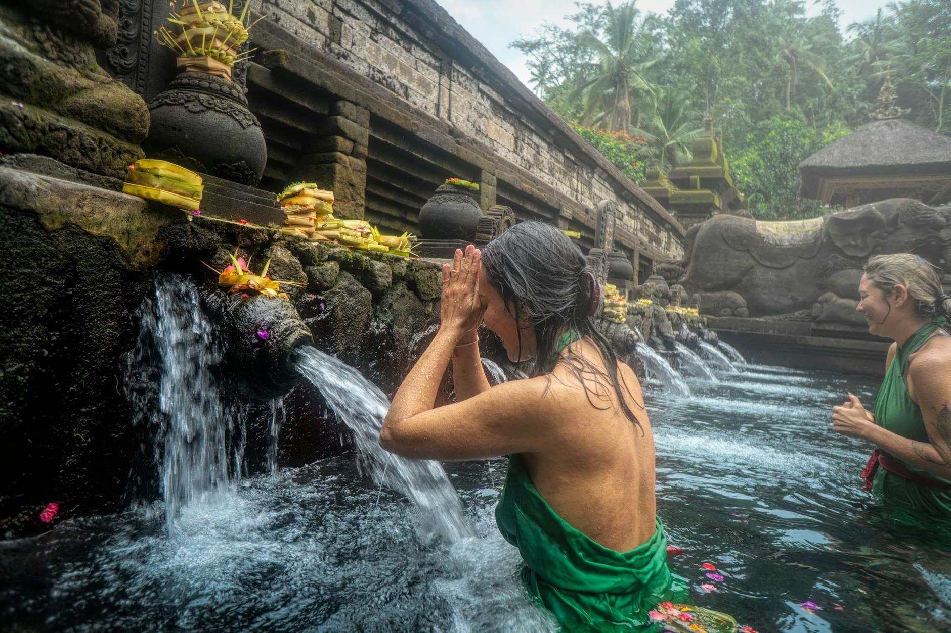 Visitatori durante il bagno di purificazione rituale alle sorgenti sacre del Tempio Tirta Empul a Tampaksiring