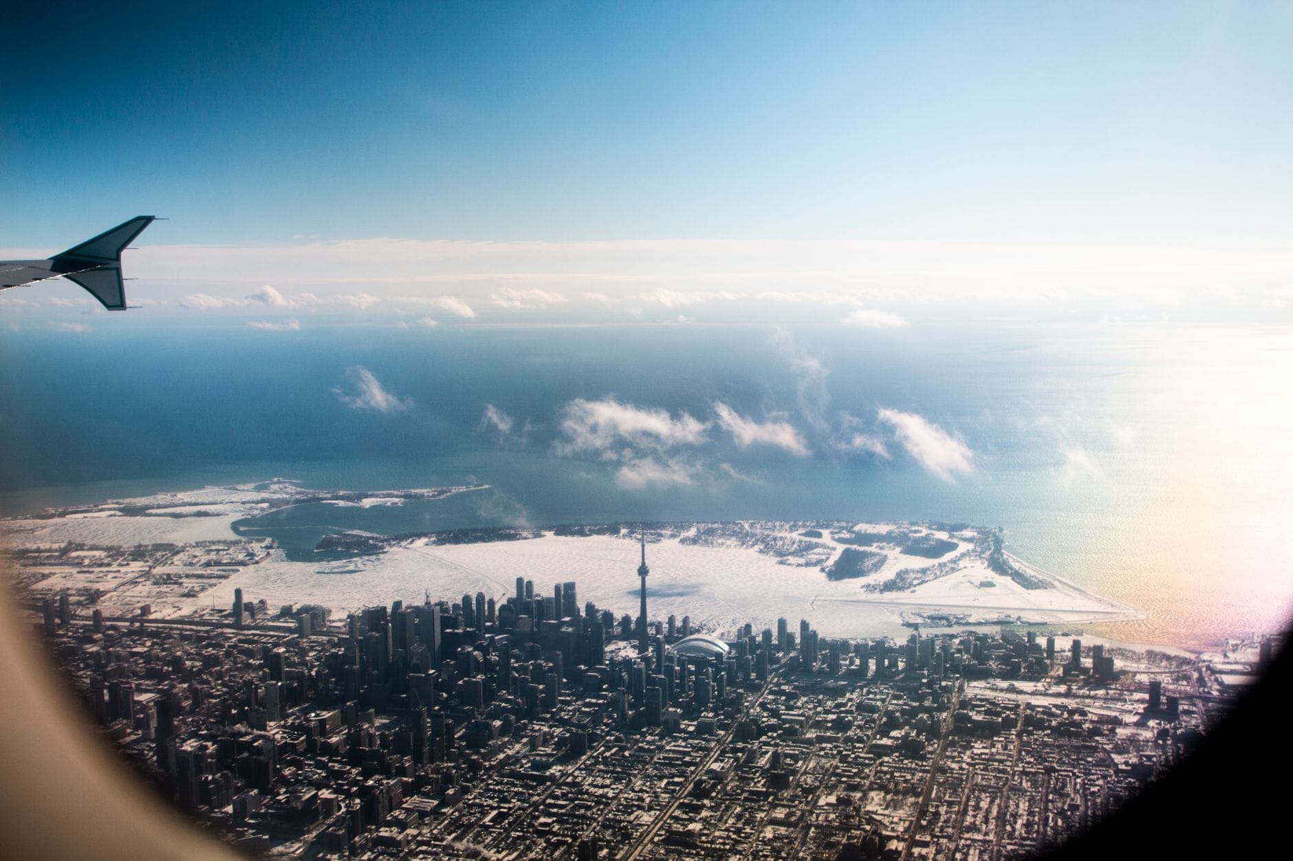 Vista aérea das Toronto Islands e do horizonte do centro da cidade tirada pela janela de um avião, mostrando o formato das ilhas e o cenário do lago.